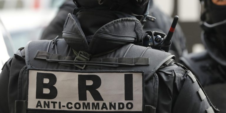Paris : un policier se retranche chez lui et menace de se suicider, ses collègues le sauvent.