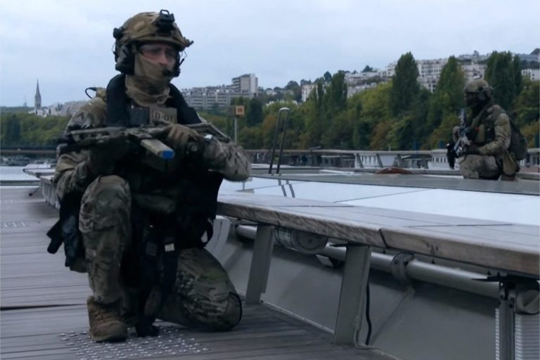 Assaut sur un bateau-mouche à Paris : l&rsquo;entraînement spectaculaire des forces spéciales.