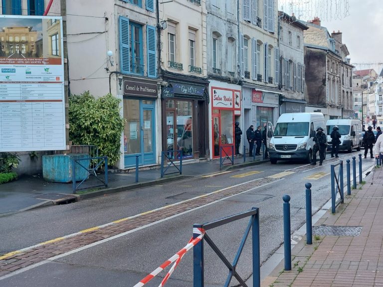 Le RAID intervient rue Poincaré : au moins trois individus conduits au commissariat.