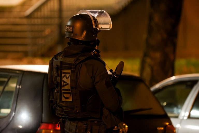 Cocktails Molotov et tirs de mortier : trois interpellations, le RAID en renfort.