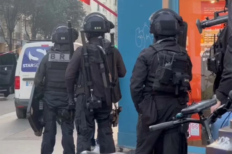 Paris : un homme retranché à son domicile rue Beaubourg interpellé par la BRI.