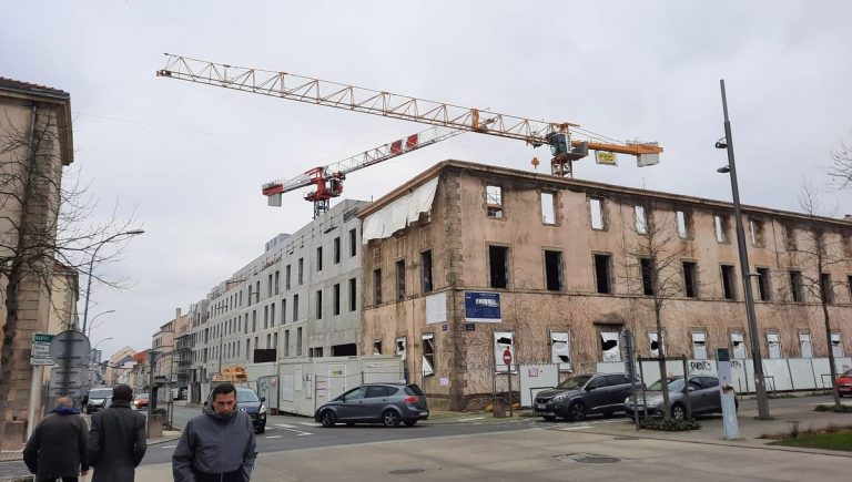 L’homme retranché sur une grue à La Roche-sur-Yon est redescendu sain et sauf.