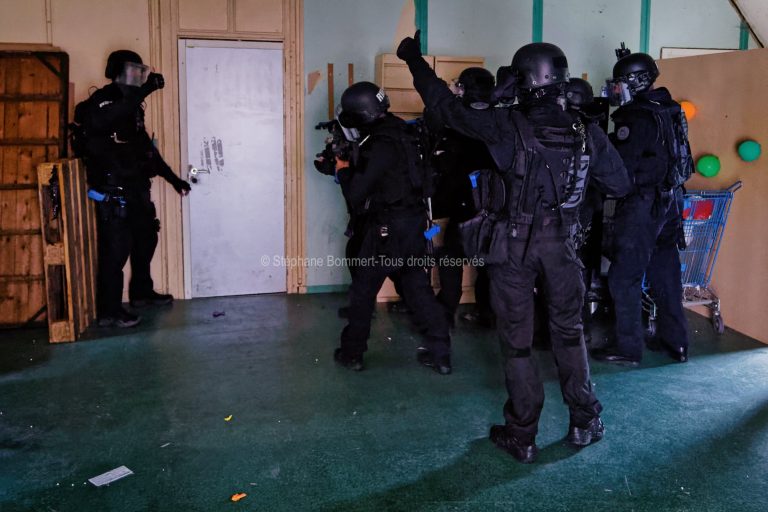 Saint-Lô. Intervention du RAID : quatre trafiquants de drogue et une dizaine de personnes embarquées.