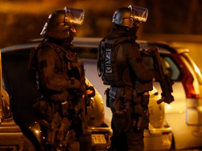 Haute-Savoie : le RAID intervient en nombre dans un village.