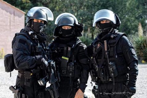 Hérault : Le RAID neutralise un individu armé qui menaçait de tuer sa mère.