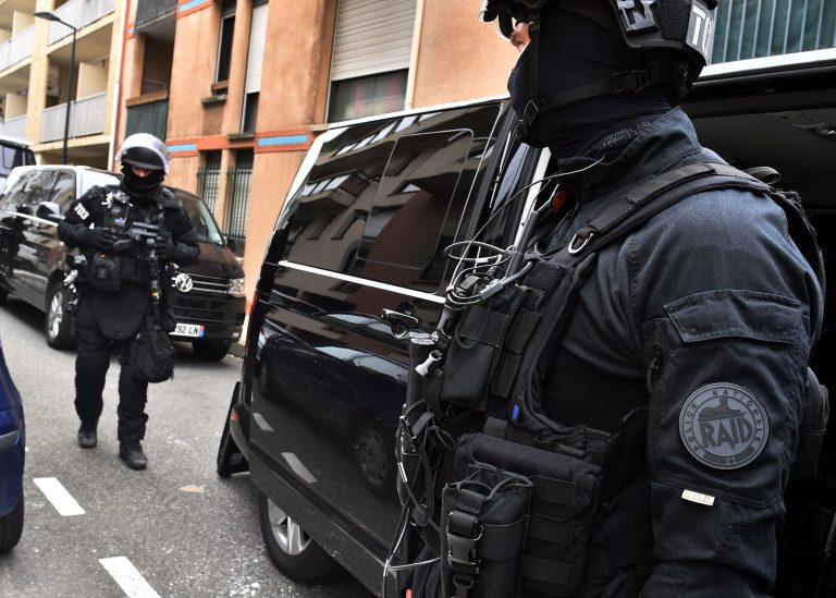 Toulouse : depuis son balcon, il tire sur le logement d&rsquo;en face et le RAID intervient.