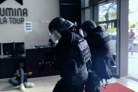 Les policiers du RAID à l’assaut de la Tour Lumina (2/2) : simulation de prise d’otages.