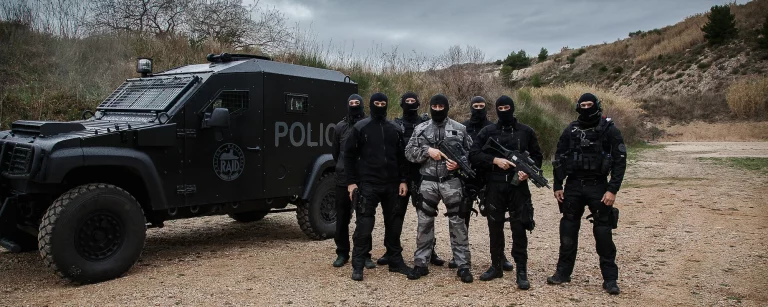 Épinay-sur-Seine : suspectés de vols dans des voitures, ils se retranchent chez eux et sont arrêtés par le RAID.