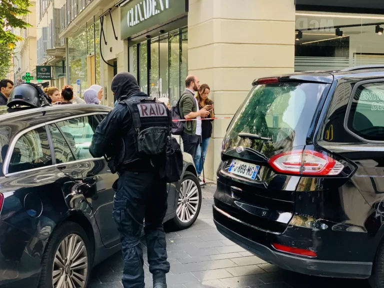 Nice : le RAID interpelle un forcené potentiellement armé qui s&rsquo;était retranché chez lui.