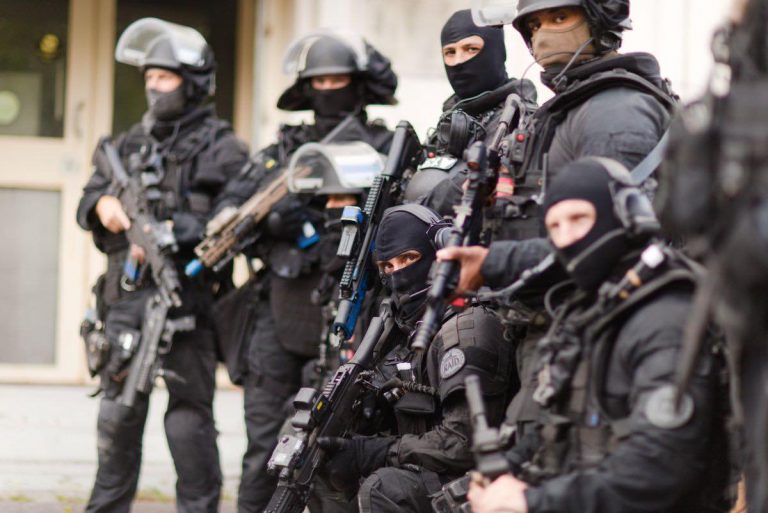 Des policiers du RAID forment des unités thaïlandaises .