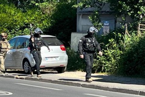 Charleville-Mézières: opération du RAID dans un HLM, en bas de la rue du Président-Auriol après une fusillade.