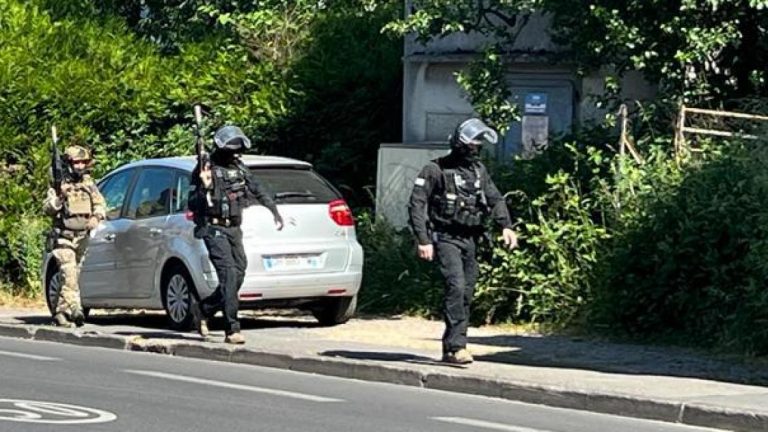 Charleville-Mézières: opération du RAID dans un HLM, en bas de la rue du Président-Auriol après une fusillade.
