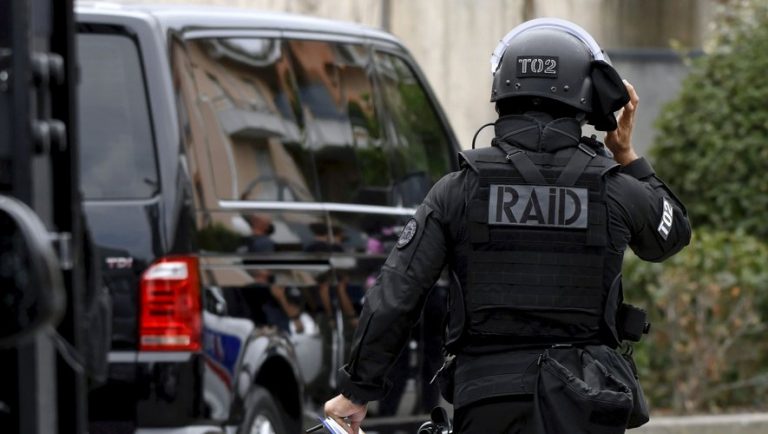 Un forcené retranché menace de faire sauter son immeuble à Villeurbanne : les voisins évacués, le RAID intervient.