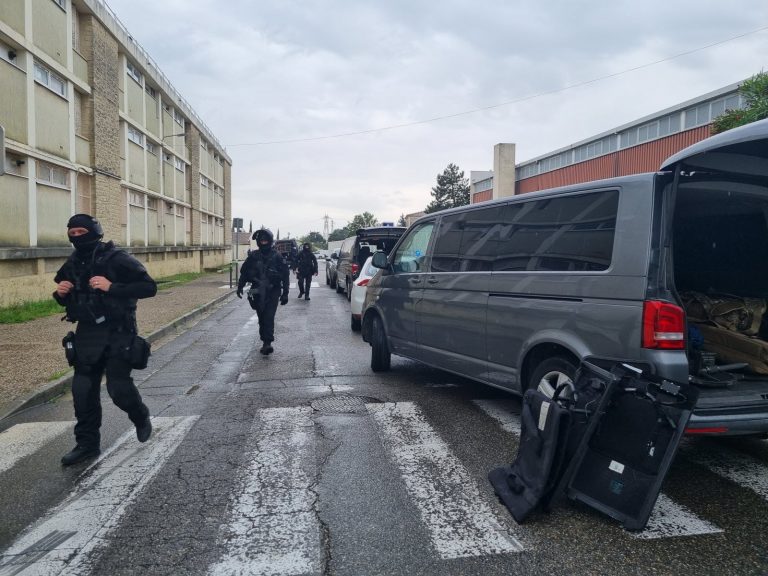 Le RAID intervient dans le quartier des amandiers à Carpentras.