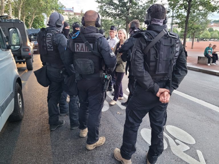Émeutes : à Marseille, espace public dégagé et renforts policiers.