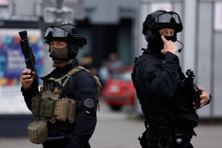 Narbonne : le RAID interpelle un homme retranché chez lui après avoir menacé sa mère avec une arme.