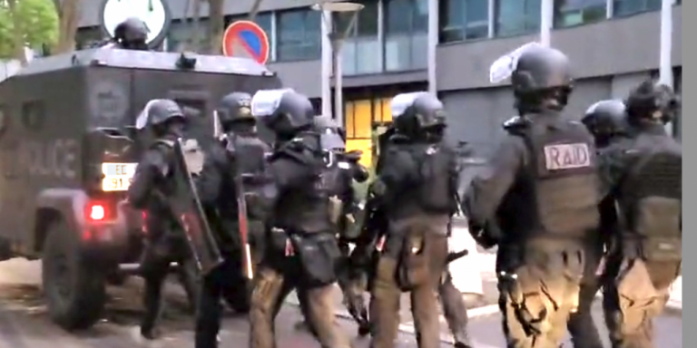 Le RAID appelé à la rescousse : nouvelle nuit d’émeutes à Lyon, jeudi soir, après la mort de Nahel.