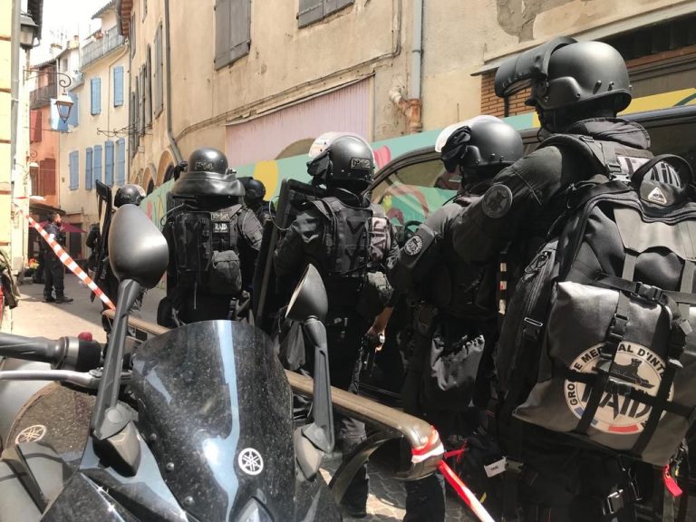 Un homme retranché dans son appartement à Millau, le RAID évacue les enfants.