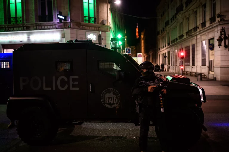 Un homme en cavale blessé par balles et arrêté par le RAID.