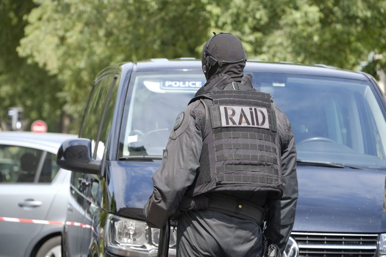 Coups de couteau en centre-ville de Nîmes : deux mineurs interpellés et placés en garde à vue.