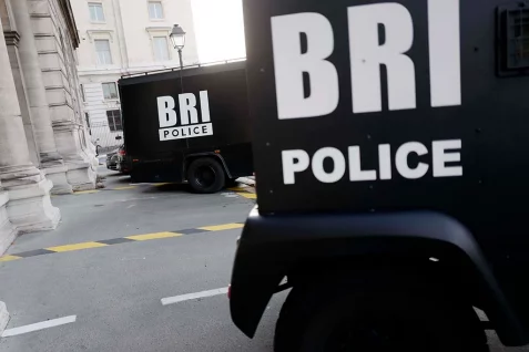 Vingt armes à feu et des centaines de munitions saisies par la BRI dans l’Essonne, trois interpellations.