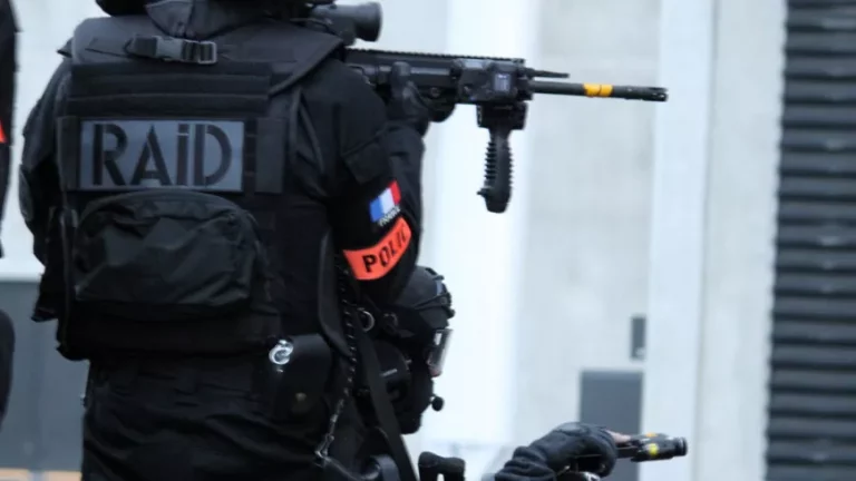 Trafic de drogue international près de Lyon : 23 kg de cannabis, des armes et plus de 66 000 euros saisis.