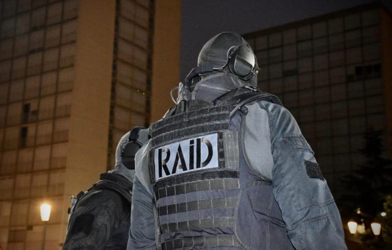 NÎMES – Opération de la police et du RAID en cours ce mercredi matin.