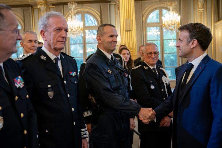 40 ans du GSPR : le président Emmanuel Macron rend hommage aux gendarmes et aux policiers chargés d’assurer la sécurité des chefs d’État français.