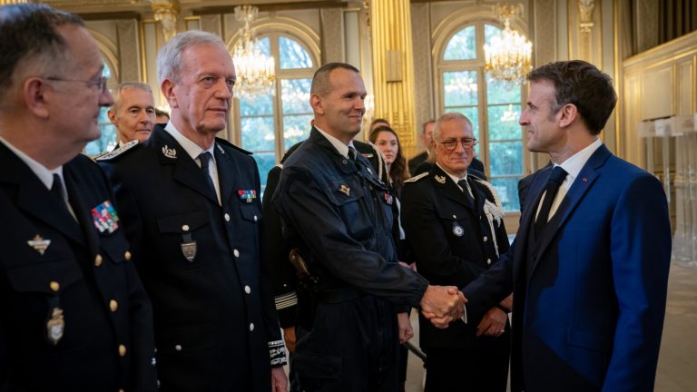 40 ans du GSPR : le président Emmanuel Macron rend hommage aux gendarmes et aux policiers chargés d’assurer la sécurité des chefs d’État français.