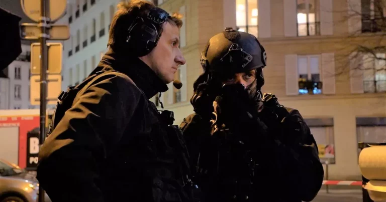 Paris : Interpellés en pleine agression par la BRI, les trois individus sont soupçonnés d’être les braqueurs de la chanteuse Vitaa.