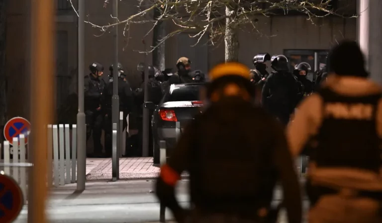 Coups de feu au Coudray : le cœur de ville bouclé par la police, le forcené retranché a été interpellé.