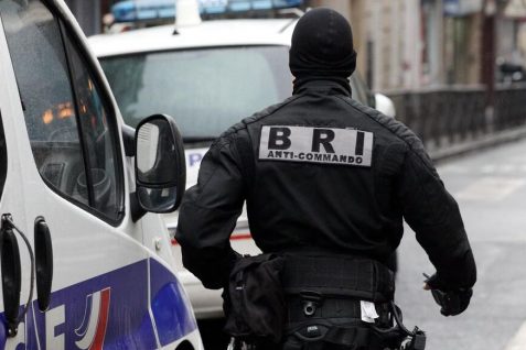 Paris : il tente de voler à l’intérieur d’une voiture de… la BRI