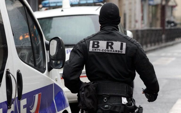 Paris : il tente de voler à l’intérieur d’une voiture de… la BRI