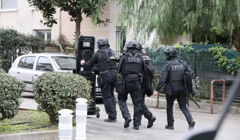 Retranché chez lui avec son épouse, il menace les forces de l&rsquo;ordre à Cannes, le RAID sur place.