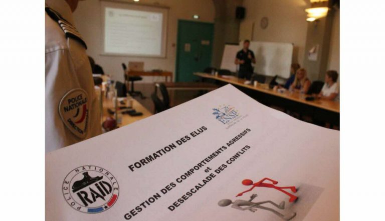 À Cahors, comment les policiers du RAID aident les élus à faire face à l&rsquo;agressivité.
