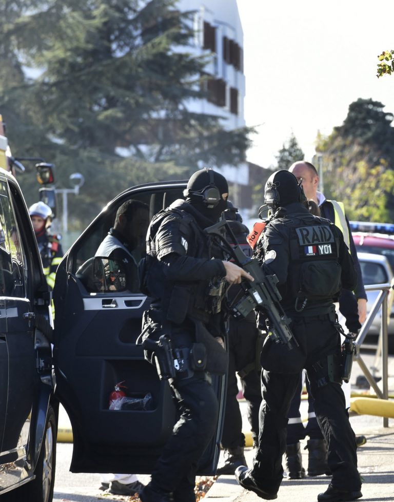 Décines-Charpieu: intervention du RAID pour un homme retranché dans son appartement.