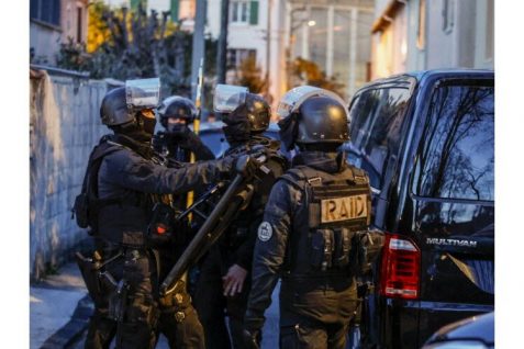 Avignon : un quartier bouclé par les policiers du RAID.