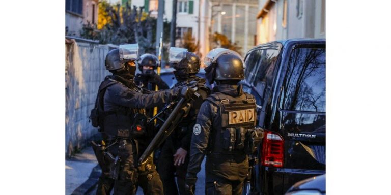 Avignon : un quartier bouclé par les policiers du RAID.