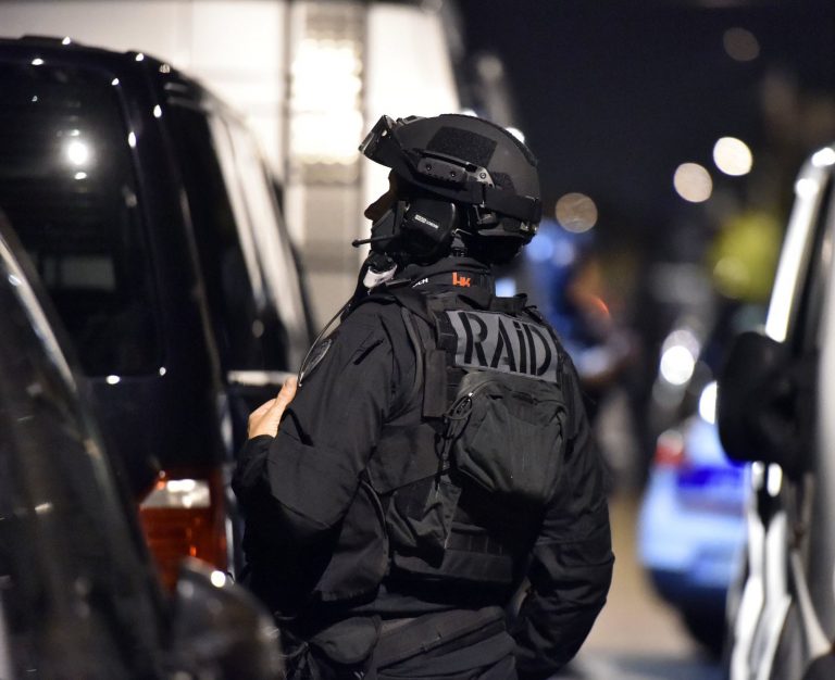 Un homme se retranche chez lui à Riorges, le RAID doit intervenir.
