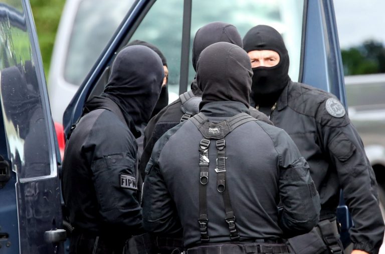 Argenteuil : un voisin qui se plaignait de nuisances en bas de chez lui tué par balles, un suspect en fuite.