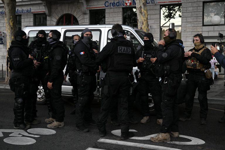 Lyon : le RAID découvre un explosif et de la littérature salafiste dans un appartement.