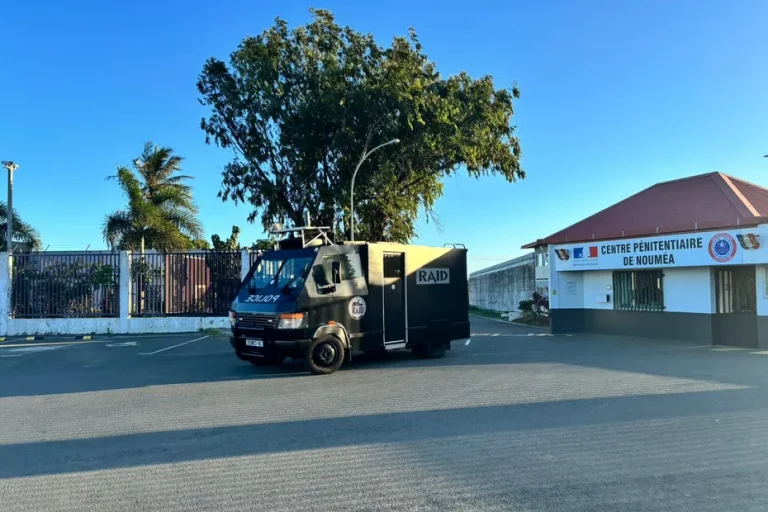Trois surveillants pénitentiaires pris en otage à la prison du Camp-Est à Nouméa.