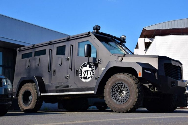 Le Blackwolf à Caen : l&rsquo;impressionnant loup noir venu renforcer la police.