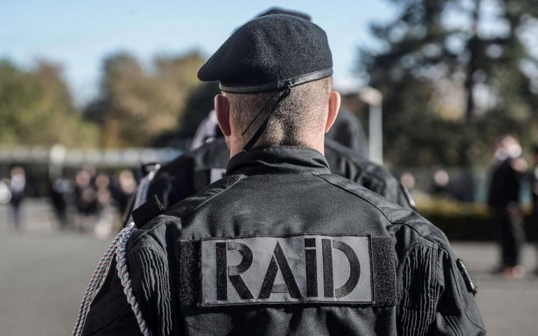 Maurepas : Un policier du RAID hors service blessé par balle par des cambrioleurs.