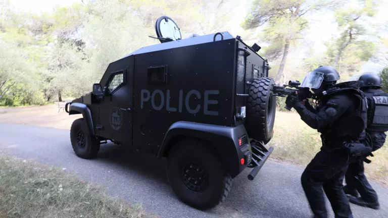 À Nice, un fiché S interpellé par le RAID après avoir exhibé une arme de poing sur TikTok.