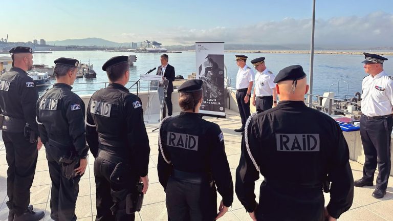 Darmanin décore des policiers du RAID : « S’ils devaient tomber, je tombe avec eux »