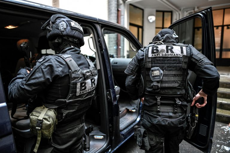 « Un contexte d’alcoolisation » : trois policiers arrêtés après avoir tiré en l’air depuis un balcon.