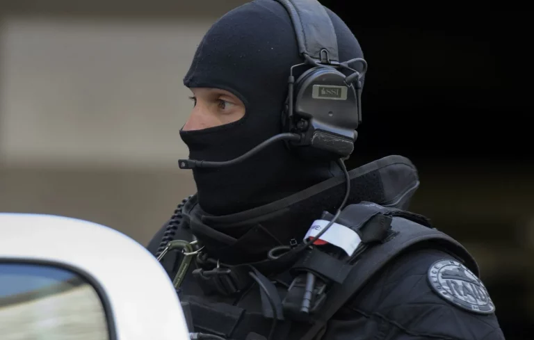 Valence : l’homme retranché dans un appartement interpellé par le RAID.