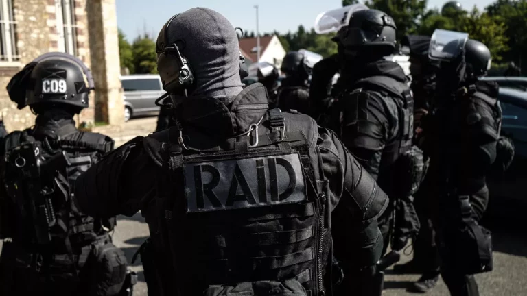 Loire-Atlantique : l&rsquo;homme suspecté d&rsquo;avoir tiré sur un policier près de Nantes est mort.