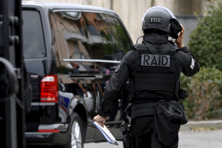 Près de Bordeaux, un individu armé tente de tirer sur les policiers du RAID.